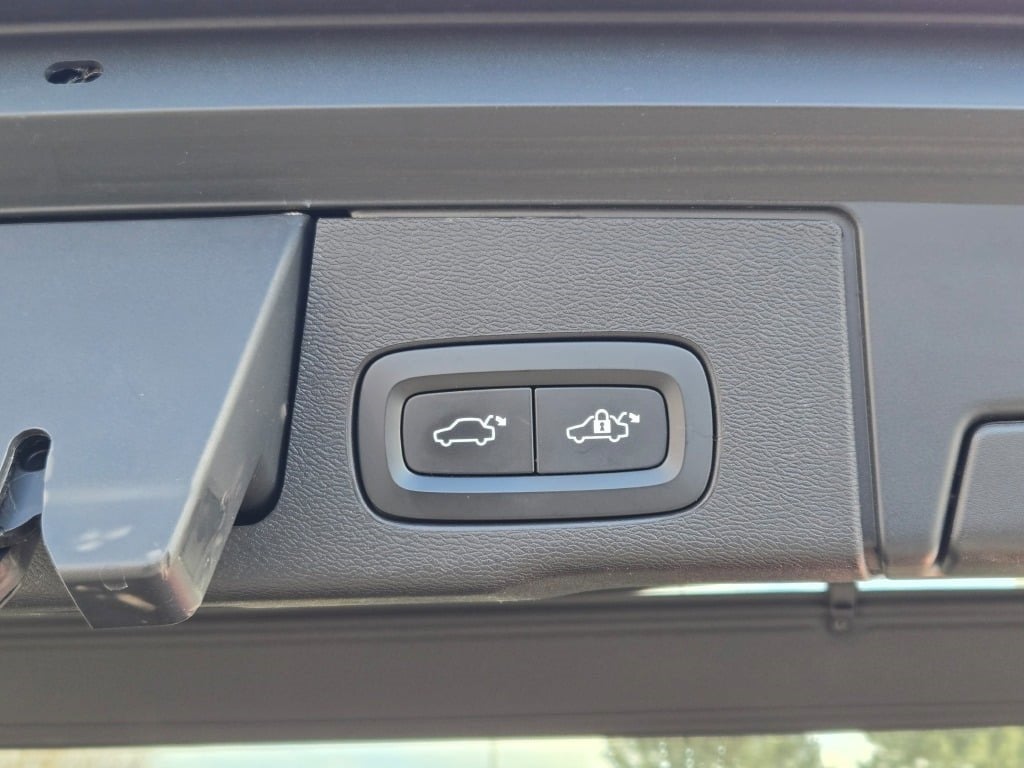 2022 Volvo XC60 Recharge Plug-In Hybrid T8 Inscription